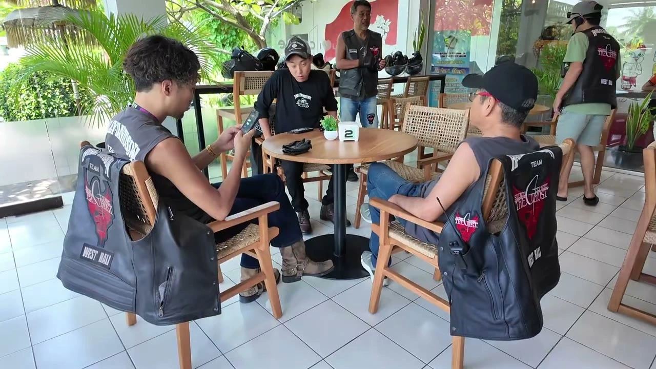 Luvi Cafeでメンバーが歓談｜2025年3月 バリ島ハーレーツーリング — TEAM THE GHOST West Bali