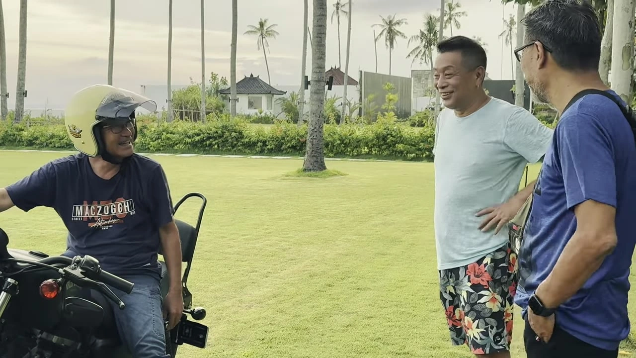 芝生でバイクを囲み談笑するメンバー｜2025年3月 バリ島ハーレーツーリング — TEAM THE GHOST West Bali