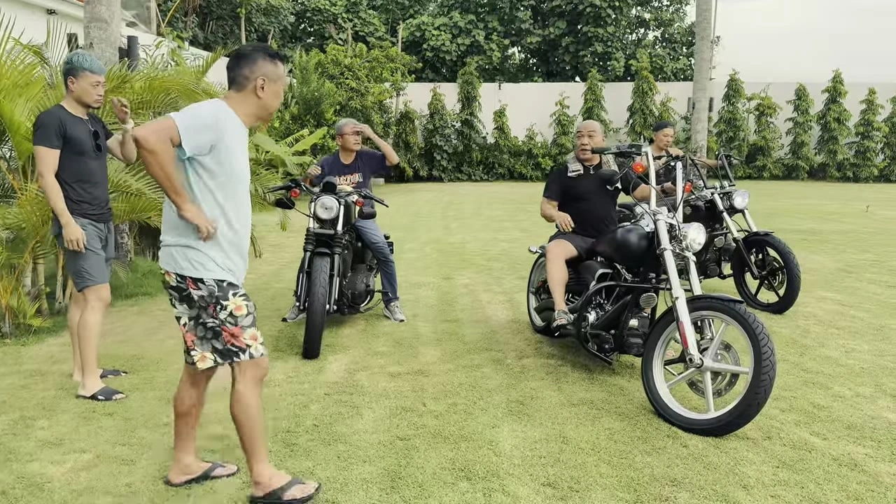 芝生でのバイク試乗・メンバー集合｜2025年3月 バリ島ハーレーツーリング — TEAM THE GHOST West Bali