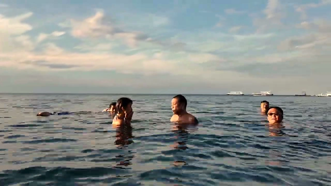 海で泳ぐメンバー達｜2025年3月 バリ島ハーレーツーリング — TEAM THE GHOST West Bali