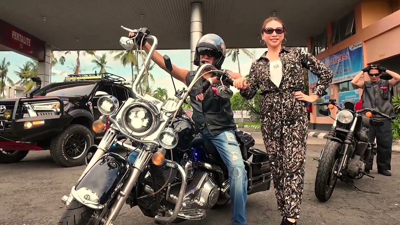 給油所でバイクに跨る笑顔の女性｜2025年3月 バリ島ハーレーツーリング — TEAM THE GHOST West Bali