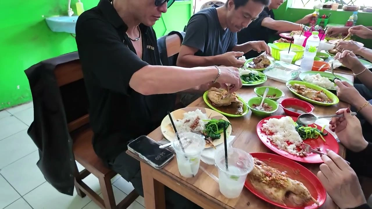 緑の食堂でメンバー達が食事｜2025年3月 バリ島ハーレーツーリング — TEAM THE GHOST West Bali