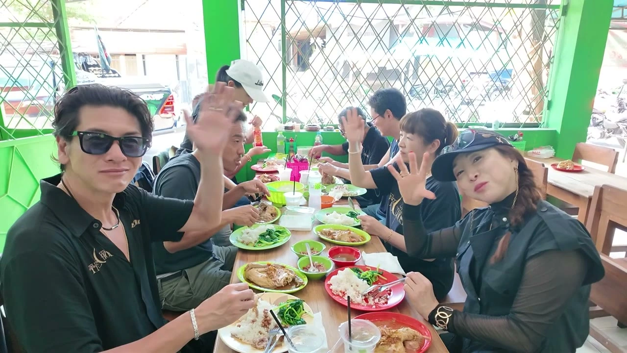 食堂で食事するメンバー2人｜2025年3月 バリ島ハーレーツーリング — TEAM THE GHOST West Bali
