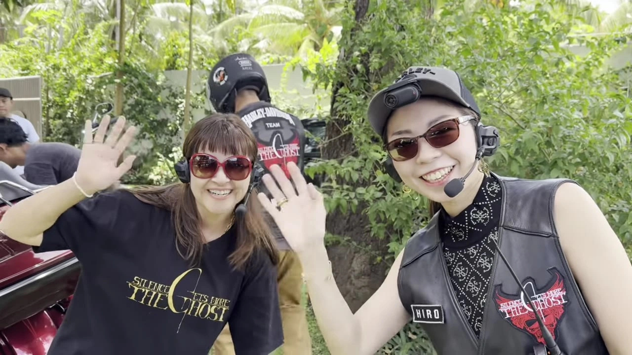 手を振って自撮りする2人のメンバー｜2025年4月 バリ島ハーレーツーリング — TEAM THE GHOST West Bali