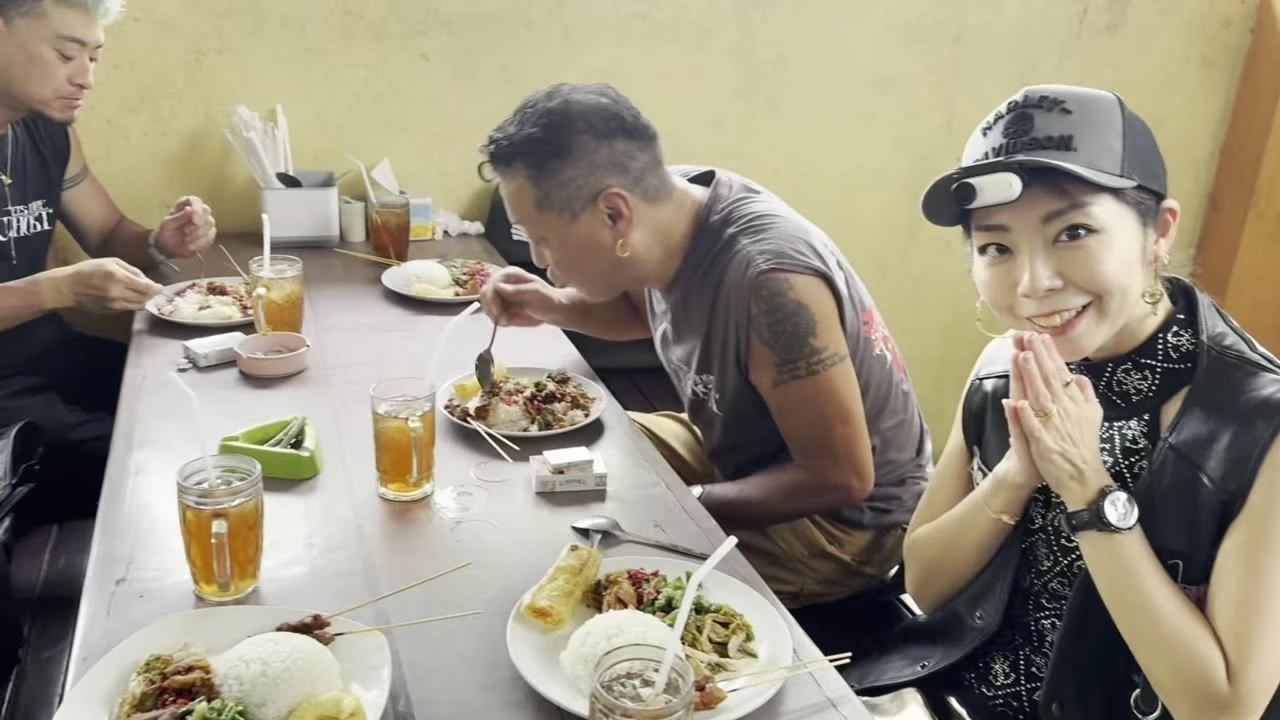 Babi Guling昼食で合掌するメンバー｜2025年4月 バリ島ハーレーツーリング — TEAM THE GHOST West Bali