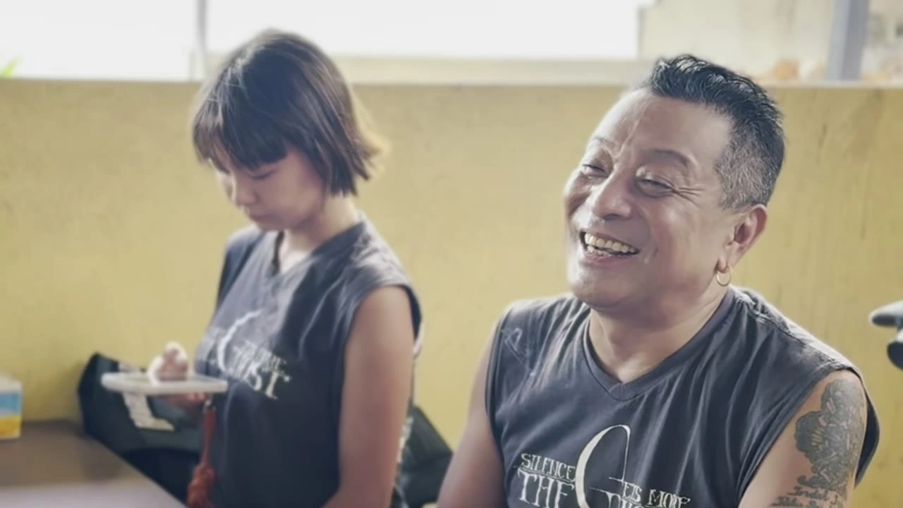 昼食で大笑いするメンバーたち｜2025年4月 バリ島ハーレーツーリング — TEAM THE GHOST West Bali
