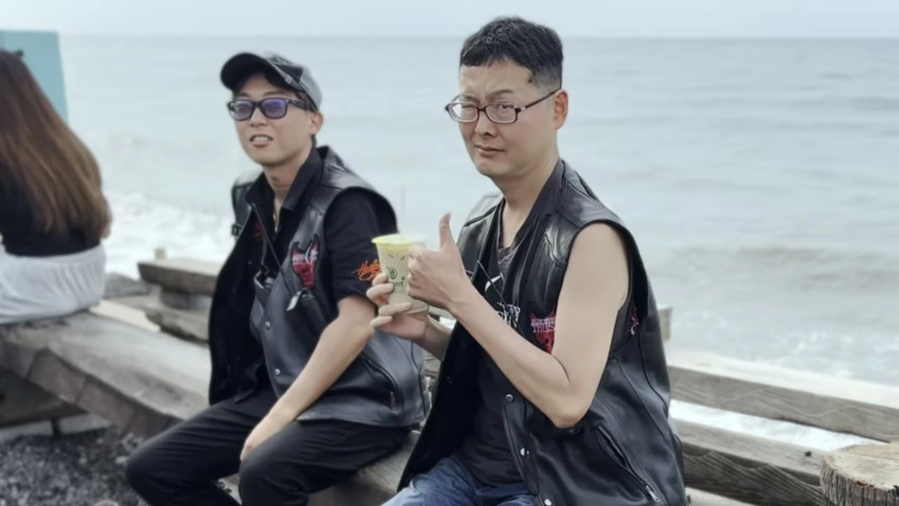 Sea View海岸の防波堤で座ってアイスを食べる2人｜2025年4月 バリ島ハーレーツーリング — TEAM THE GHOST West Bali