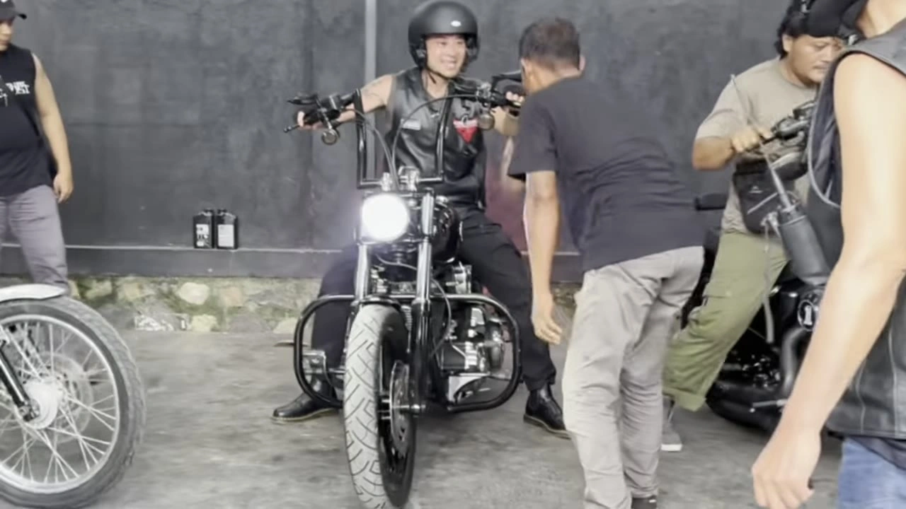 店先でバイクを囲むメンバーたち｜2025年4月 バリ島ハーレーツーリング — TEAM THE GHOST West Bali