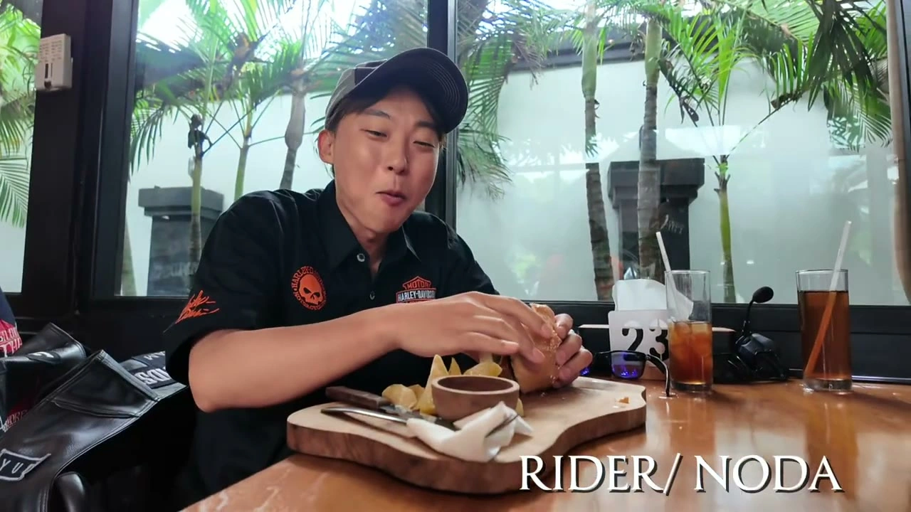 メンバー紹介PV「RIDER/NODA」食事する女性メンバー｜2025年4月 バリ島ハーレーツーリング — TEAM THE GHOST West Bali