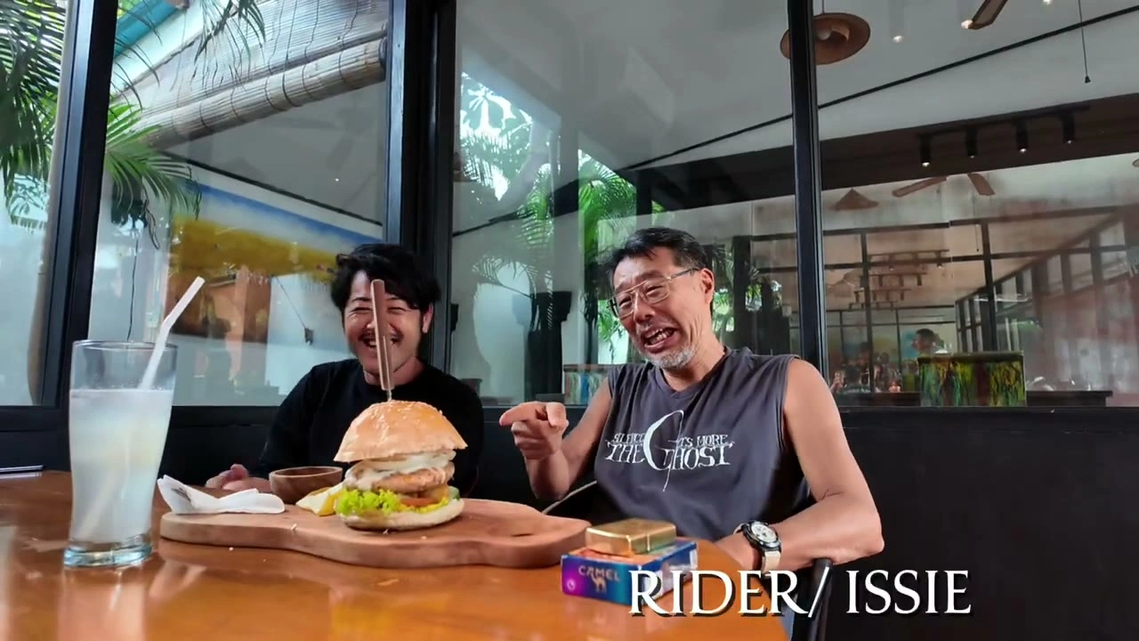 メンバー紹介PV「RIDER/ISSIE」バーガーを食べる顔｜2025年4月 バリ島ハーレーツーリング — TEAM THE GHOST West Bali