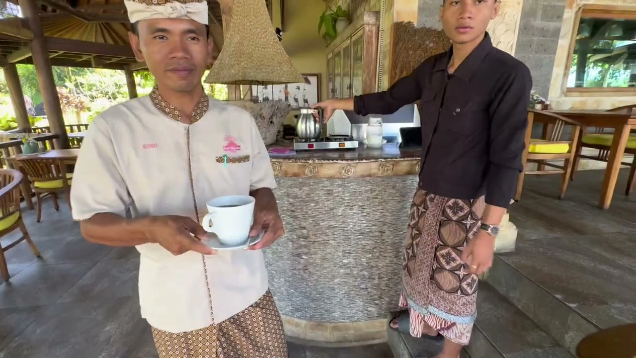 バリ人スタッフがウェルカムドリンクを運ぶ｜2025年4月 バリ島ハーレーツーリング — TEAM THE GHOST West Bali