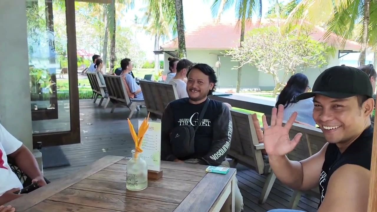 KOKOS Kitchen & Barで手を振るメンバー｜2025年4月 バリ島ハーレーツーリング — TEAM THE GHOST West Bali