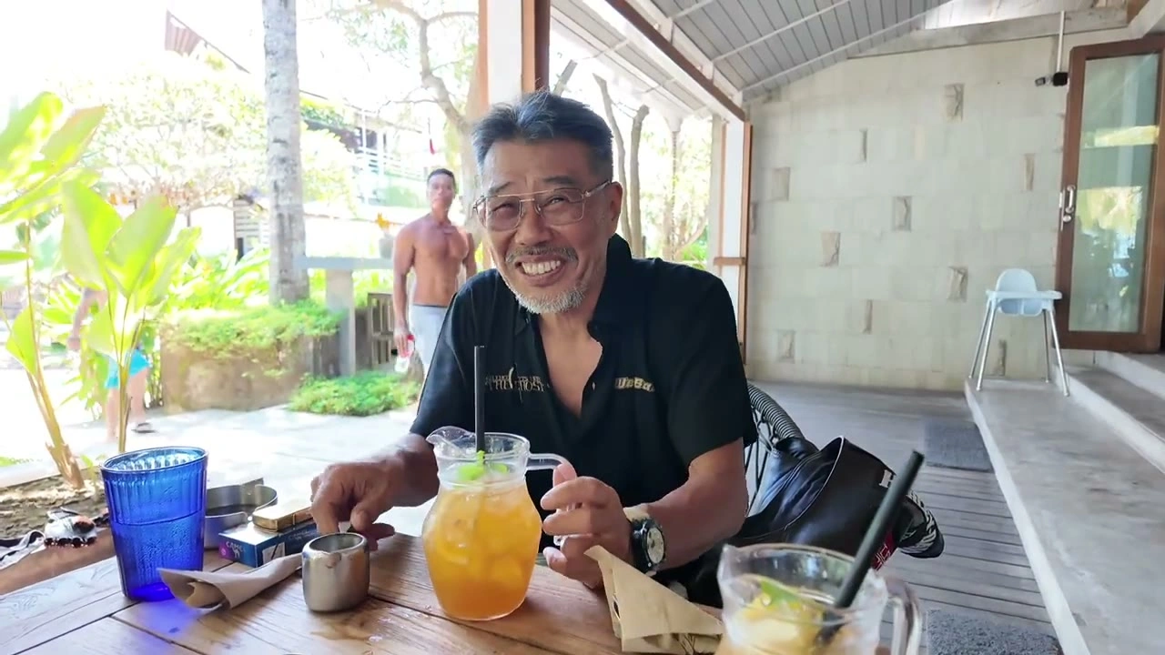 カフェでドリンク片手のリーダー格｜2025年4月 バリ島ハーレーツーリング — TEAM THE GHOST West Bali