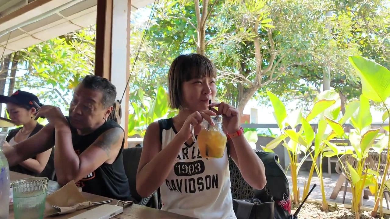 カフェでドリンクを飲む女性メンバー｜2025年4月 バリ島ハーレーツーリング — TEAM THE GHOST West Bali