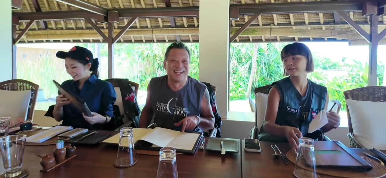 Alila Manggisの昼食長テーブルのメンバーたち｜2025年4月 バリ島ハーレーツーリング — TEAM THE GHOST West Bali