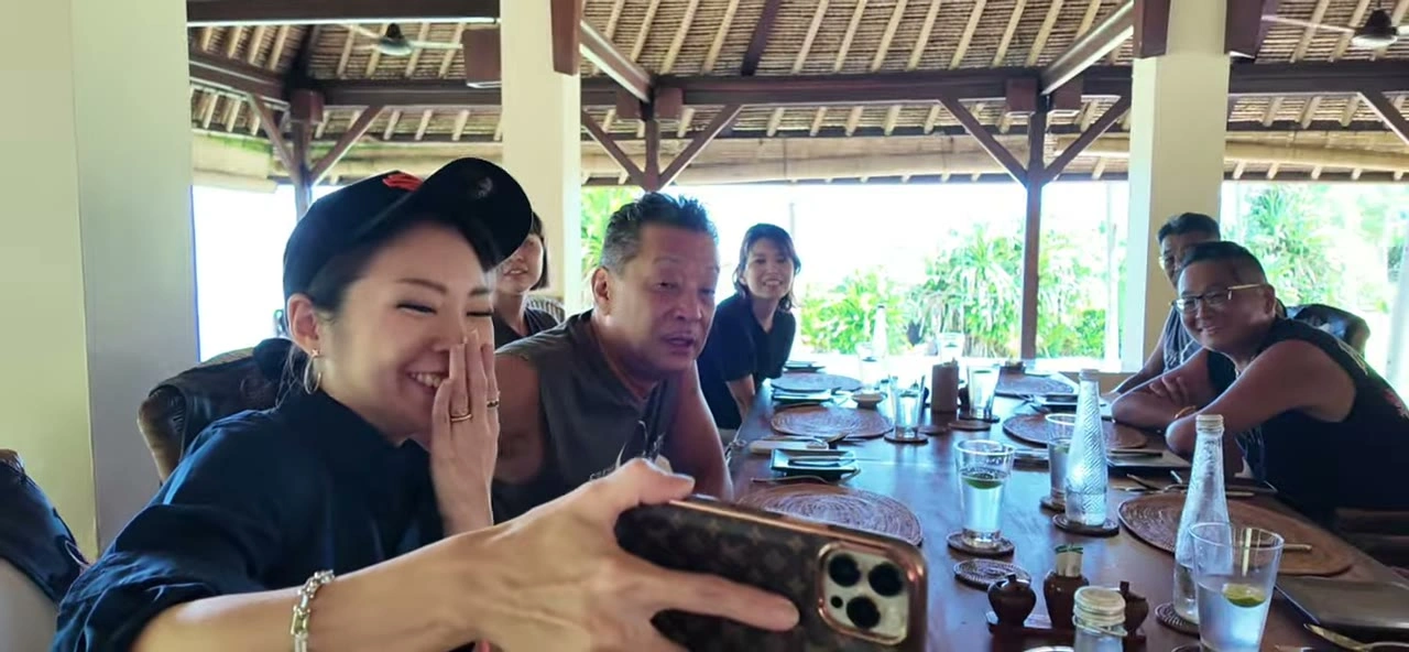 昼食で大笑いする女性メンバーの顔｜2025年4月 バリ島ハーレーツーリング — TEAM THE GHOST West Bali