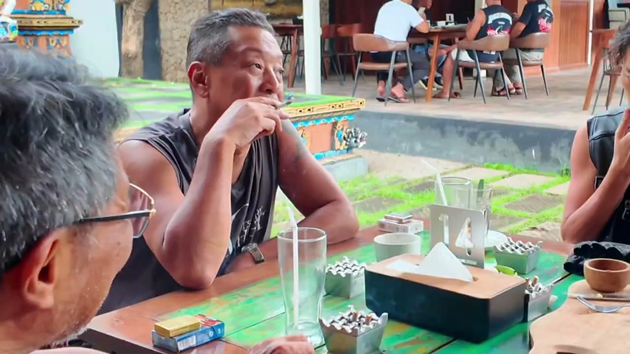 PisagaNakalカフェで食事するリーダー格｜2025年4月 バリ島ハーレーツーリング — TEAM THE GHOST West Bali