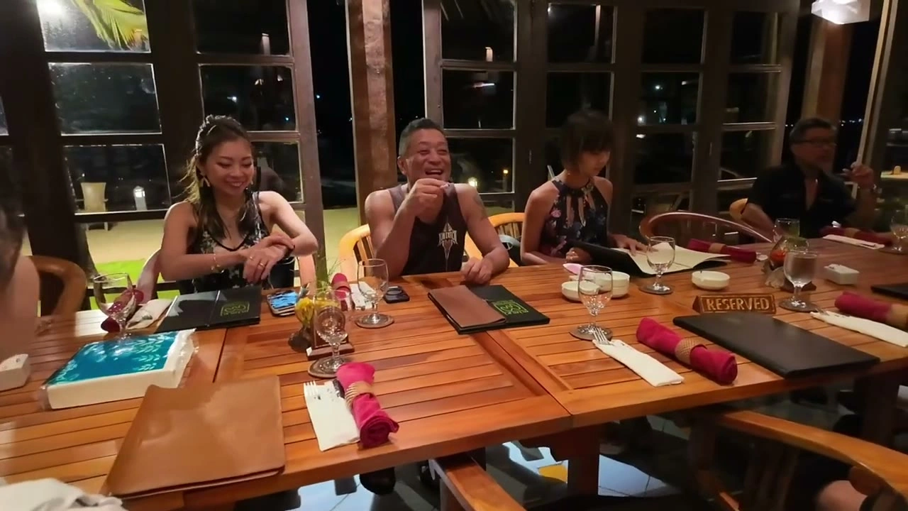 Mimpi Menjanganのディナーで笑うメンバーたち｜2025年4月 バリ島ハーレーツーリング — TEAM THE GHOST West Bali