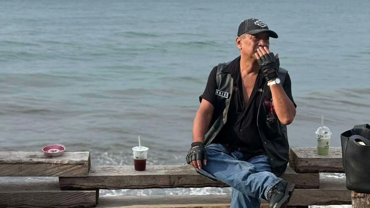 海辺でドリンク片手のリーダー格｜2025年4月 バリ島ハーレーツーリング — TEAM THE GHOST West Bali