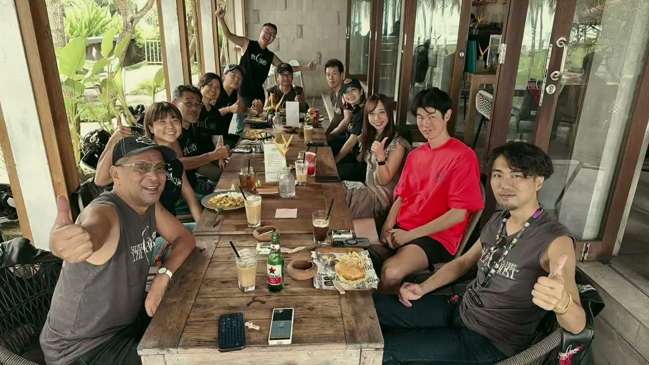 ディナー席でチーム全員の集合写真｜2025年4月 バリ島ハーレーツーリング — TEAM THE GHOST West Bali