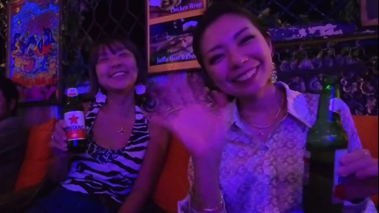 Funky Place Lovinaで乾杯する女性2人｜2025年4月 バリ島ハーレーツーリング — TEAM THE GHOST West Bali