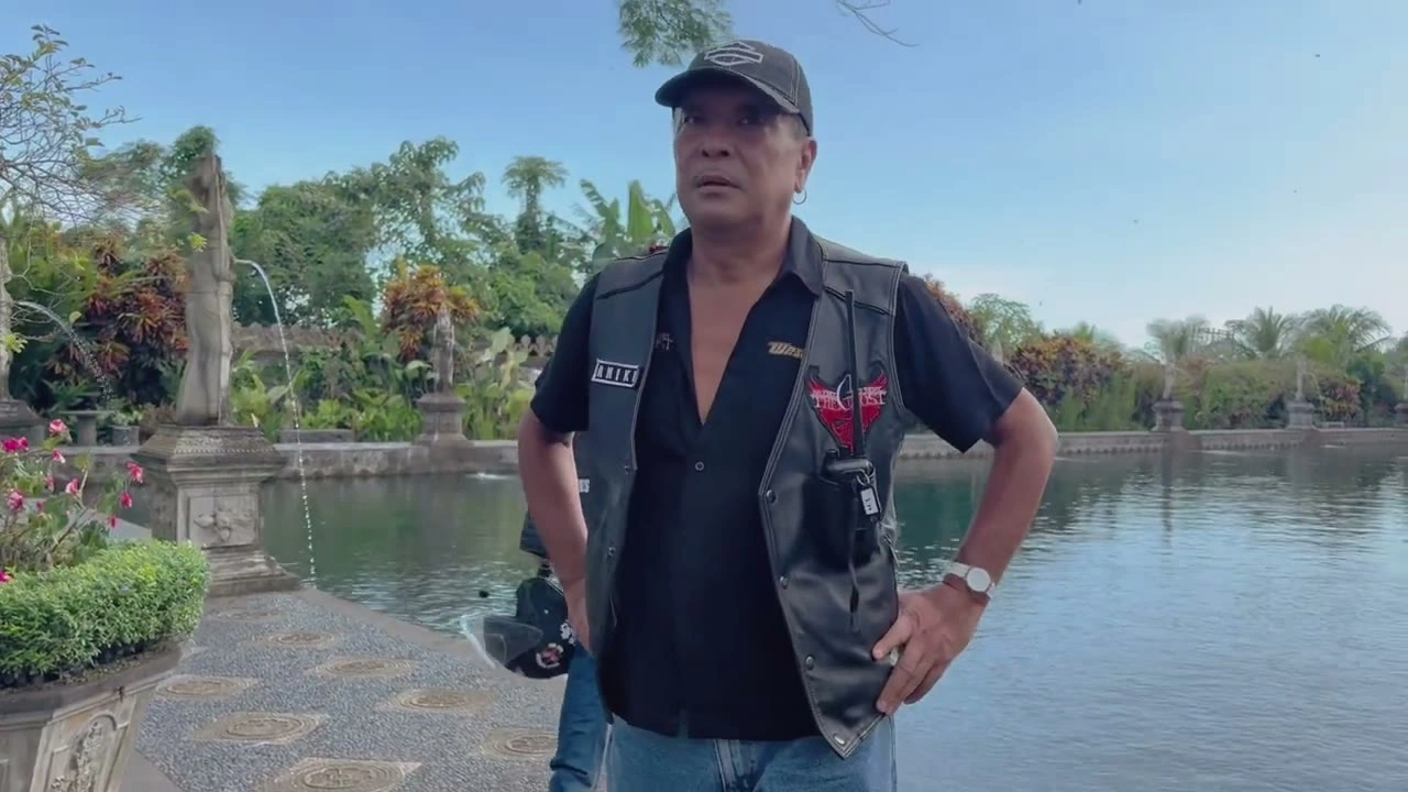 Tirta Gangga寺院でのリーダー格の顔アップ｜2025年4月 バリ島ハーレーツーリング — TEAM THE GHOST West Bali