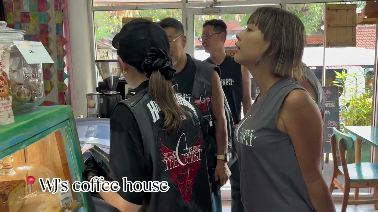 W's coffee houseで談笑する2人｜2025年4月 バリ島ハーレーツーリング — TEAM THE GHOST West Bali
