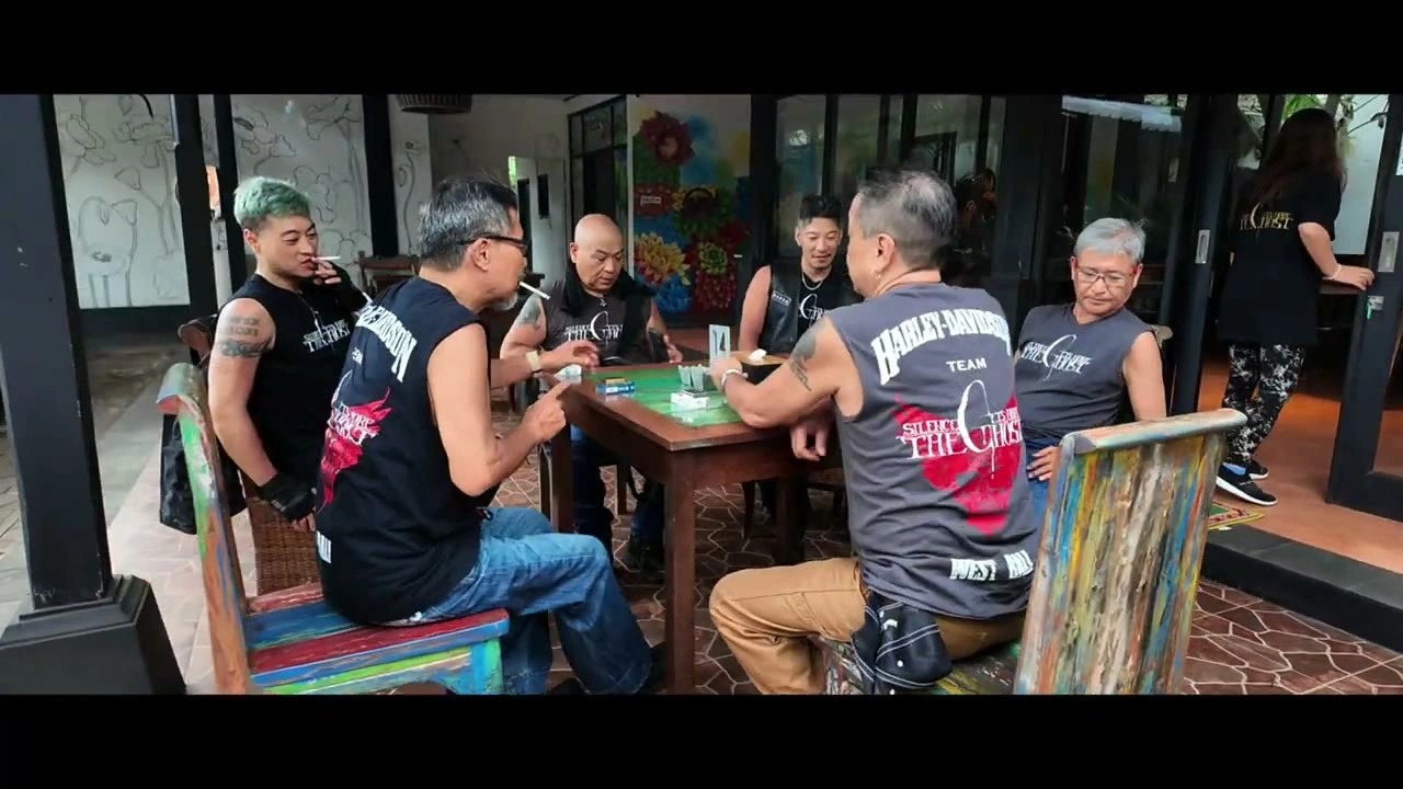 Pisagaカフェでくつろぐメンバーたち｜2025年4月 バリ島ハーレーツーリング — TEAM THE GHOST West Bali