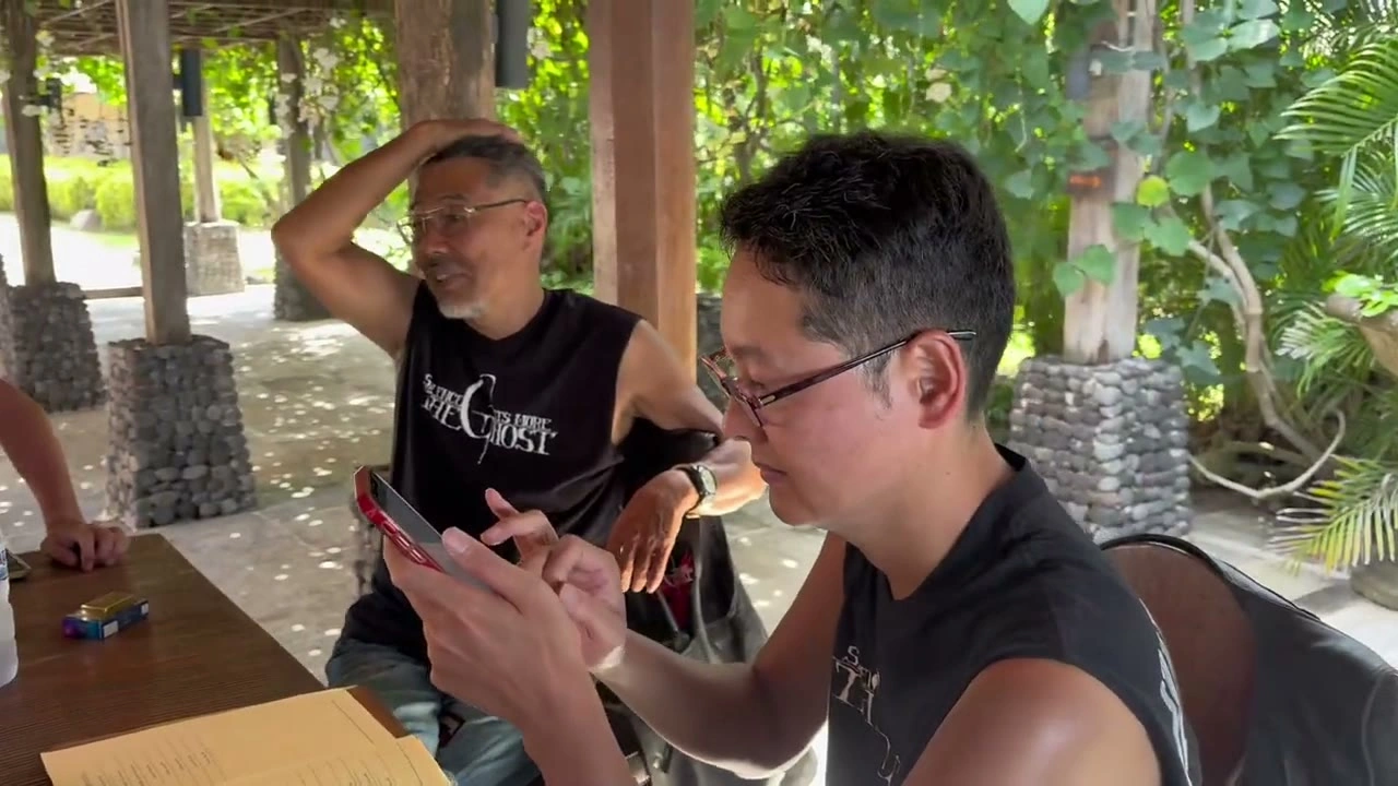 Mimpi Tulambenで語り合う2人のメンバー｜2025年4月 バリ島ハーレーツーリング — TEAM THE GHOST West Bali