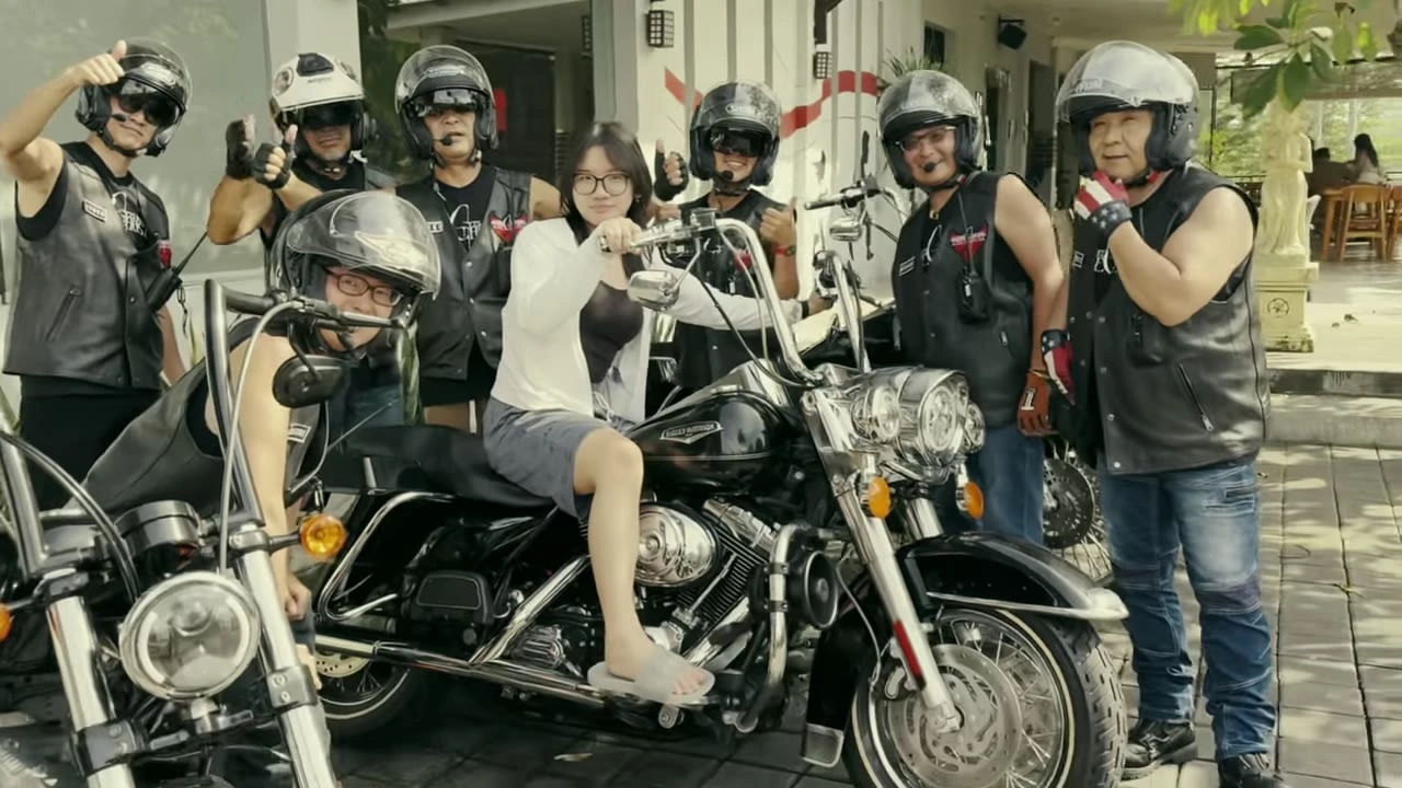 バイクにまたがり集合するメンバー｜2025年5月 バリ島ハーレーツーリング — TEAM THE GHOST West Bali