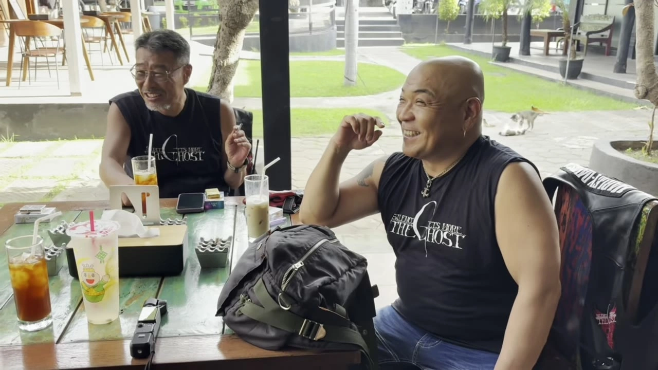 カフェで乾杯・談笑するメンバー｜2025年5月 バリ島ハーレーツーリング — TEAM THE GHOST West Bali