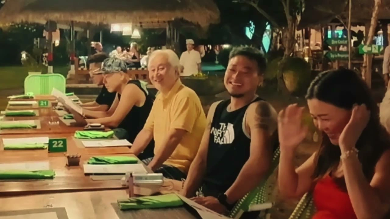 夕食テーブルで集合・笑顔｜2025年5月 バリ島ハーレーツーリング — TEAM THE GHOST West Bali