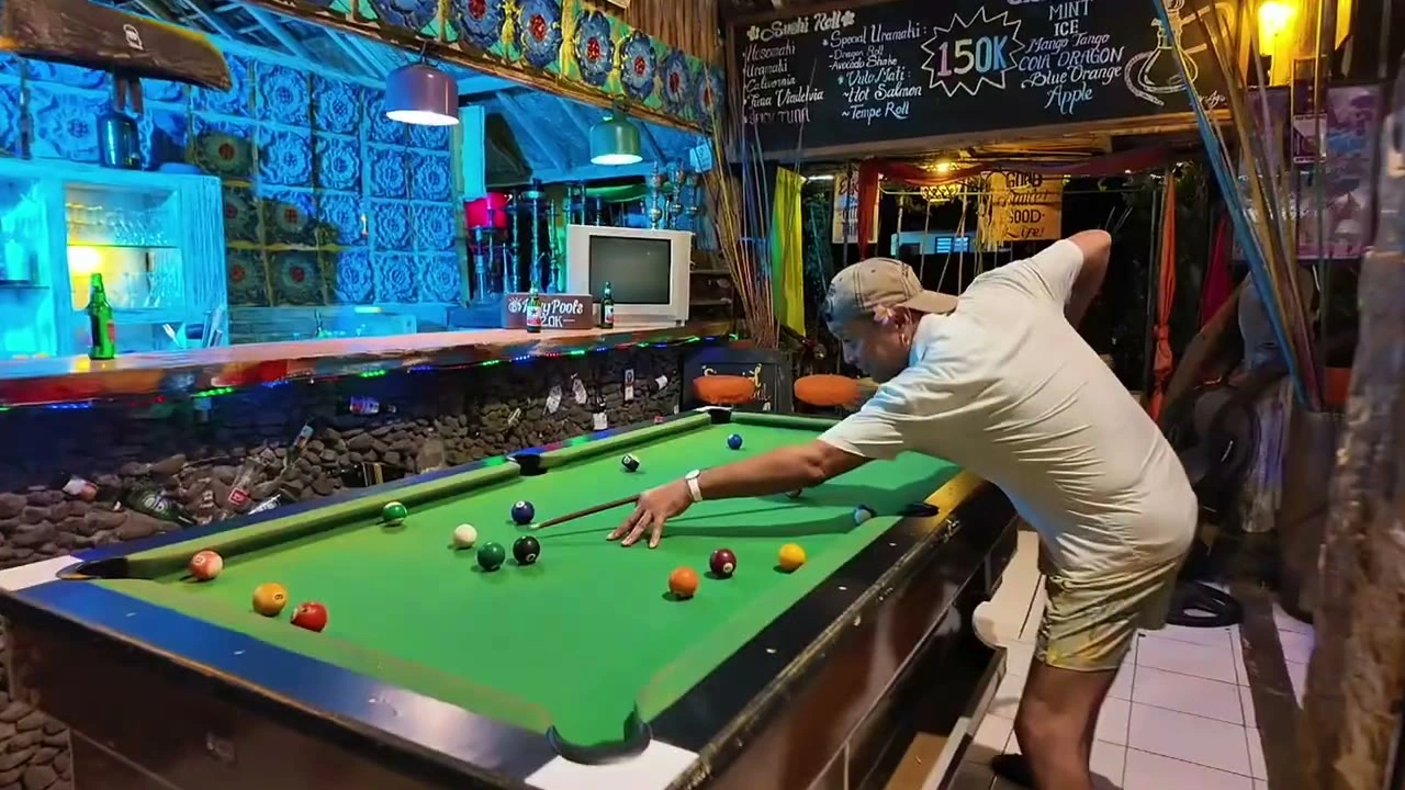 ネオンバーでビリヤードを楽しむ｜2025年5月 バリ島ハーレーツーリング — TEAM THE GHOST West Bali