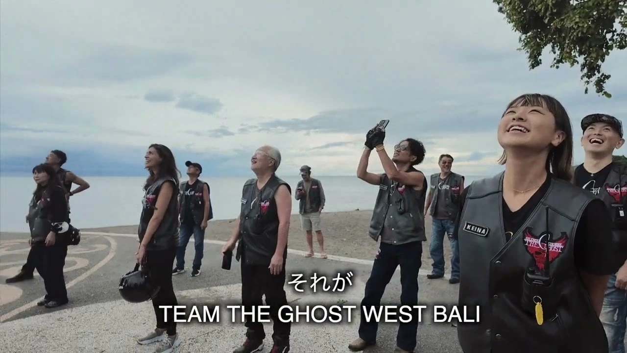 ビーチで腕を上げるチーム「それがTEAM THE GHOST」｜2025年5月 バリ島ハーレーツーリング — TEAM THE GHOST West Bali