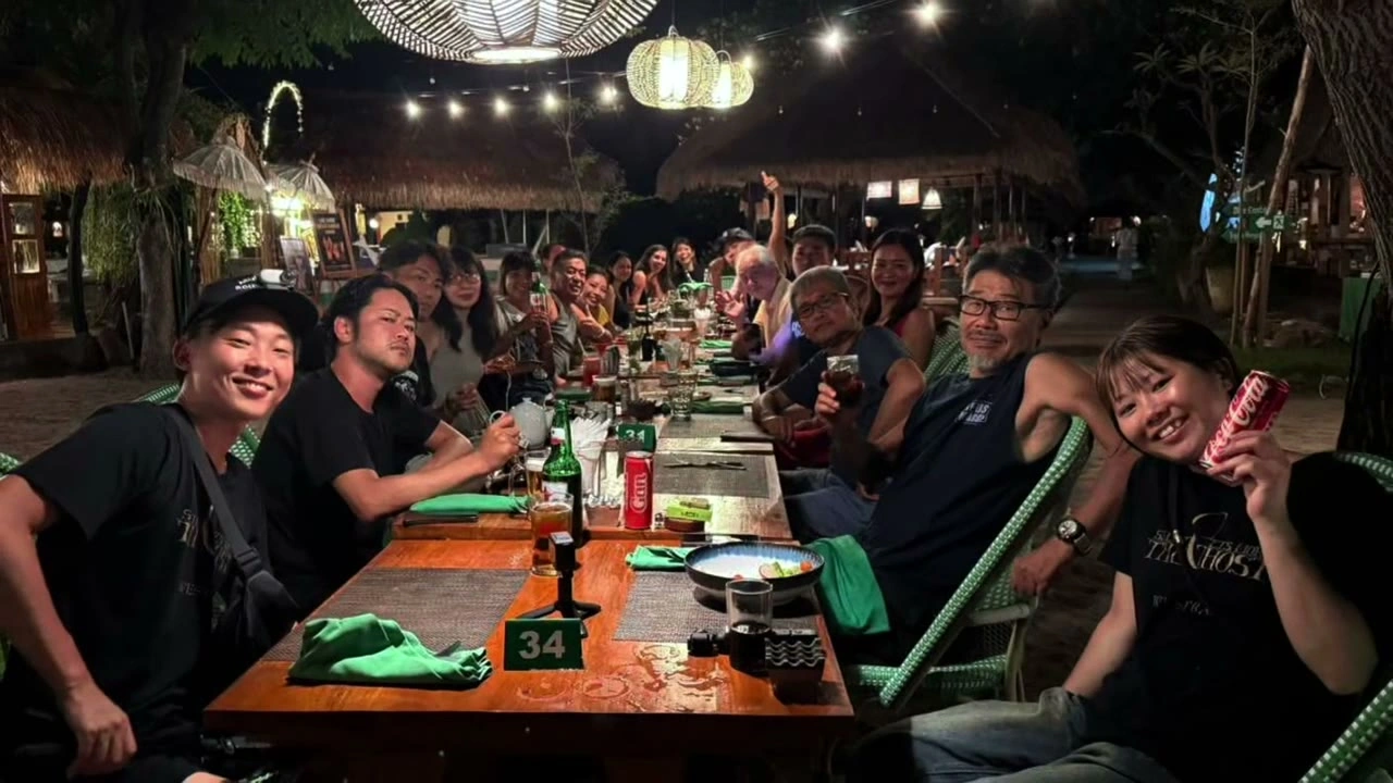 長テーブルで乾杯・宴会｜2025年5月 バリ島ハーレーツーリング — TEAM THE GHOST West Bali