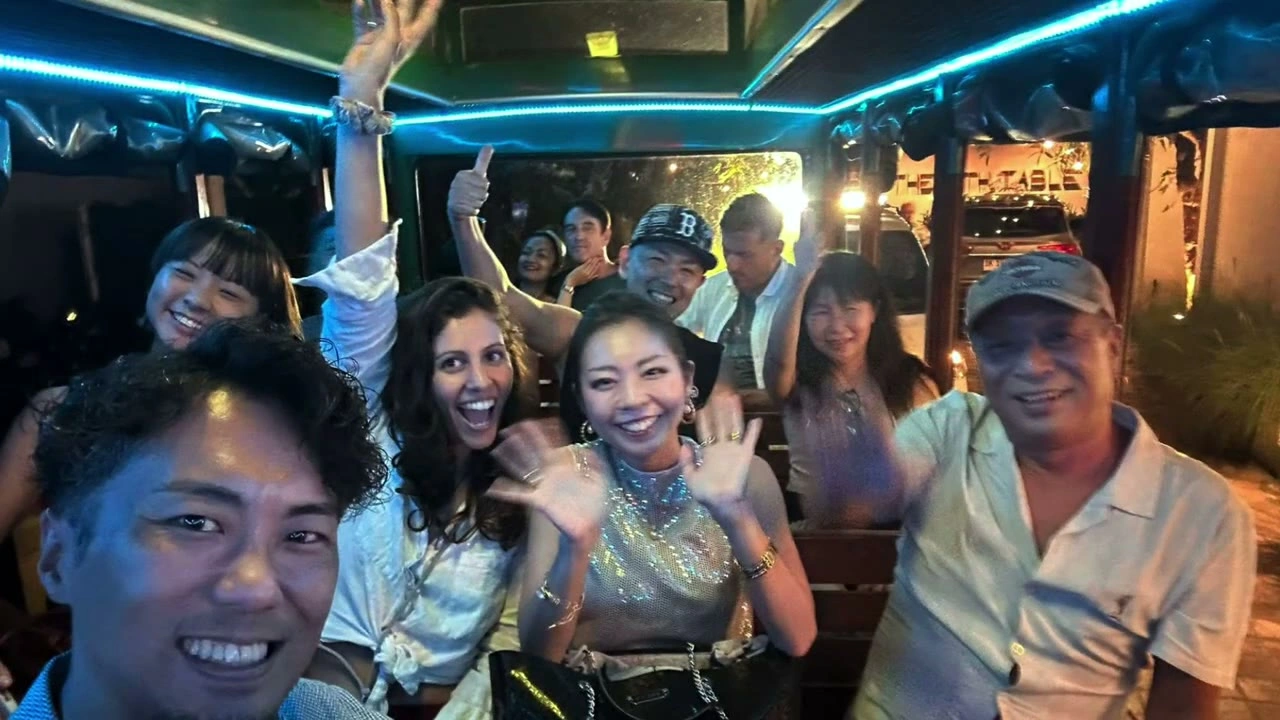 バーで集合セルフィー｜2025年5月 バリ島ハーレーツーリング — TEAM THE GHOST West Bali