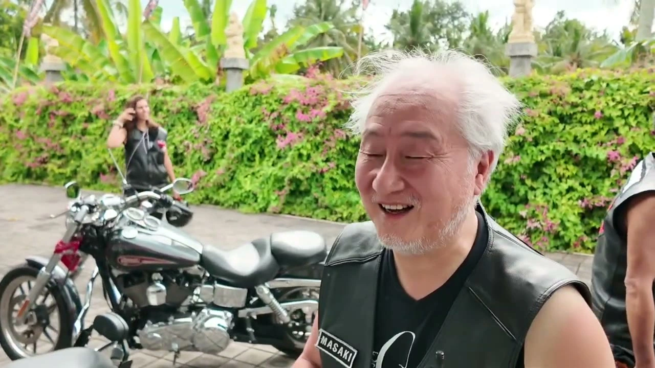 カフェ休憩で白髪メンバーの笑顔｜2025年5月 バリ島ハーレーツーリング — TEAM THE GHOST West Bali
