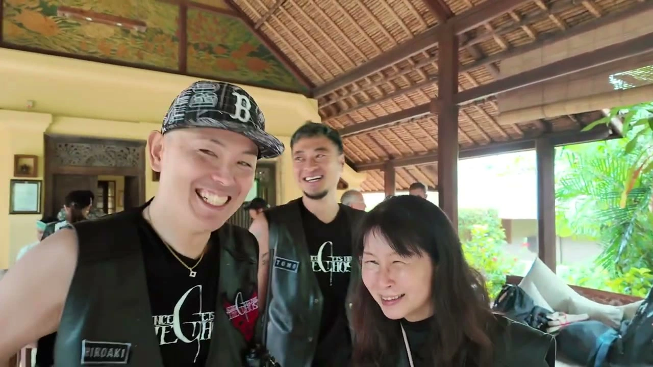 笑顔のカップル（キャップの男性と女性）｜2025年5月 バリ島ハーレーツーリング — TEAM THE GHOST West Bali