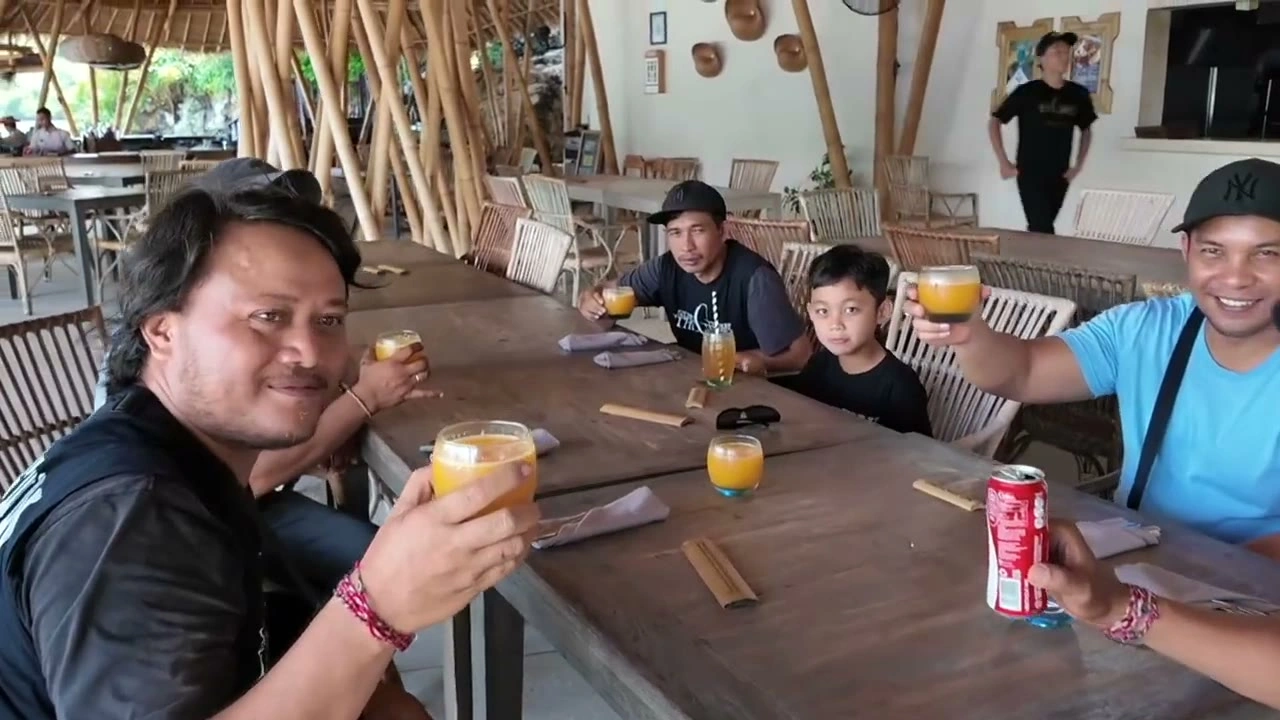リゾートの朝食テーブルで乾杯｜2025年5月 バリ島ハーレーツーリング — TEAM THE GHOST West Bali