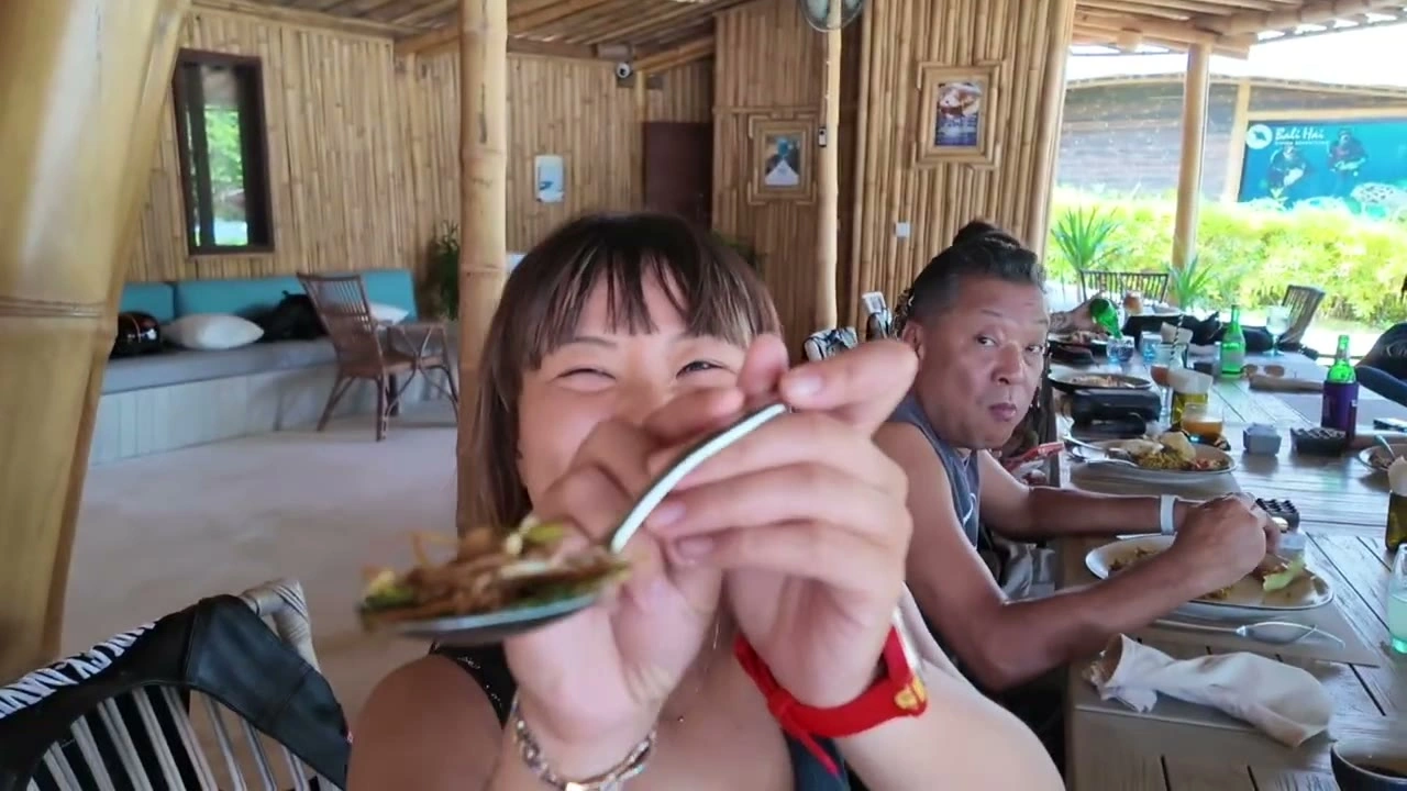 女性が笑いながら食事｜2025年5月 バリ島ハーレーツーリング — TEAM THE GHOST West Bali