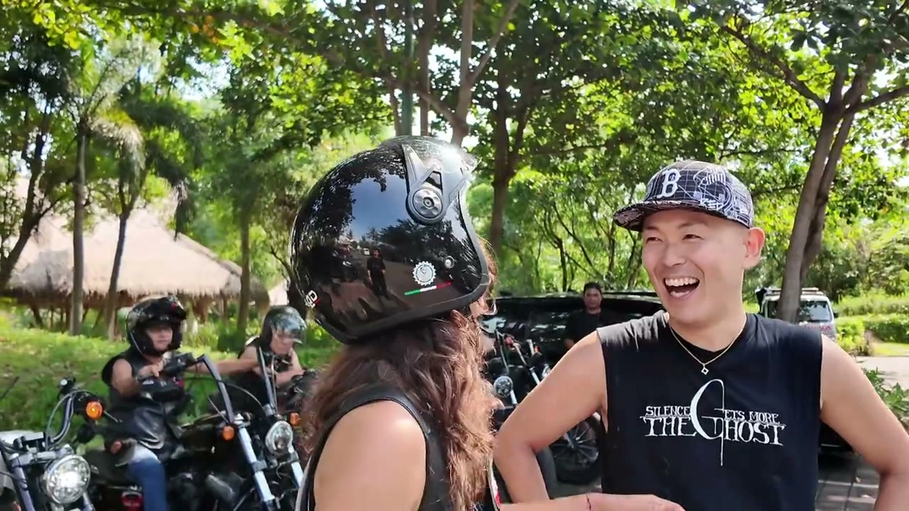 笑い合うカップル｜2025年5月 バリ島ハーレーツーリング — TEAM THE GHOST West Bali