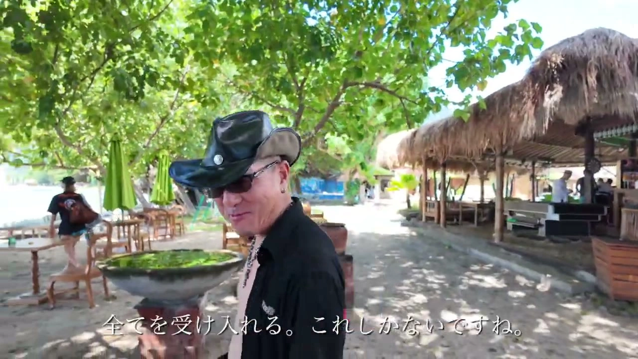 ビーチでハットの男性がしみじみ語る｜2025年6月 バリ島ハーレーツーリング — TEAM THE GHOST West Bali