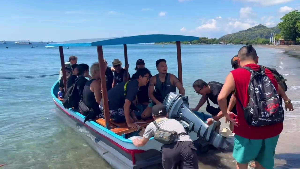 浜辺で小舟に乗り込むメンバーたち｜2025年6月 バリ島ハーレーツーリング — TEAM THE GHOST West Bali