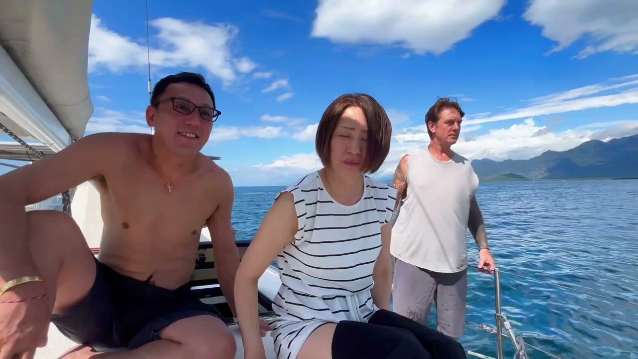 ヨット上で笑顔を並べるメンバー3人｜2025年6月 バリ島ハーレーツーリング — TEAM THE GHOST West Bali