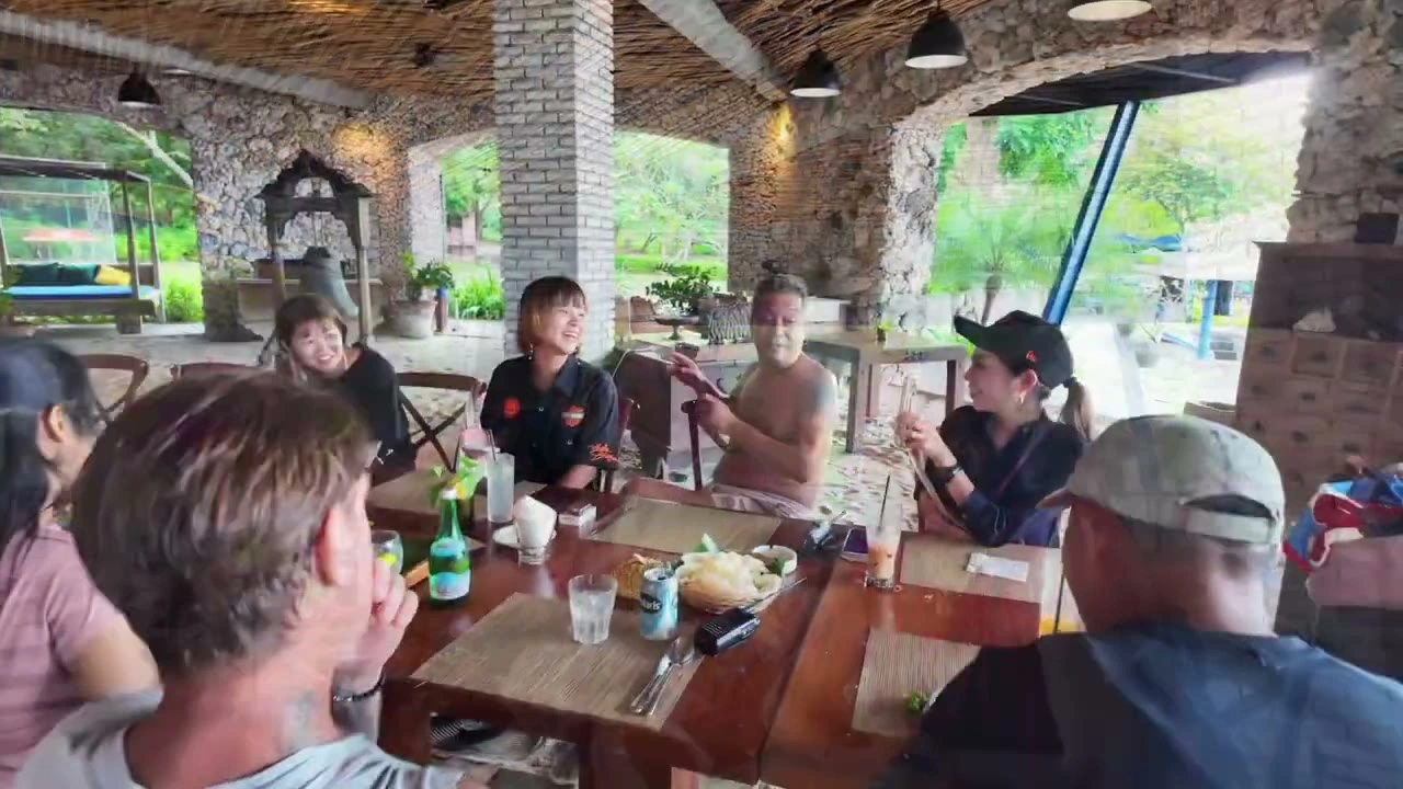 レストランのテーブルを囲んで食事する一行｜2025年6月 バリ島ハーレーツーリング — TEAM THE GHOST West Bali