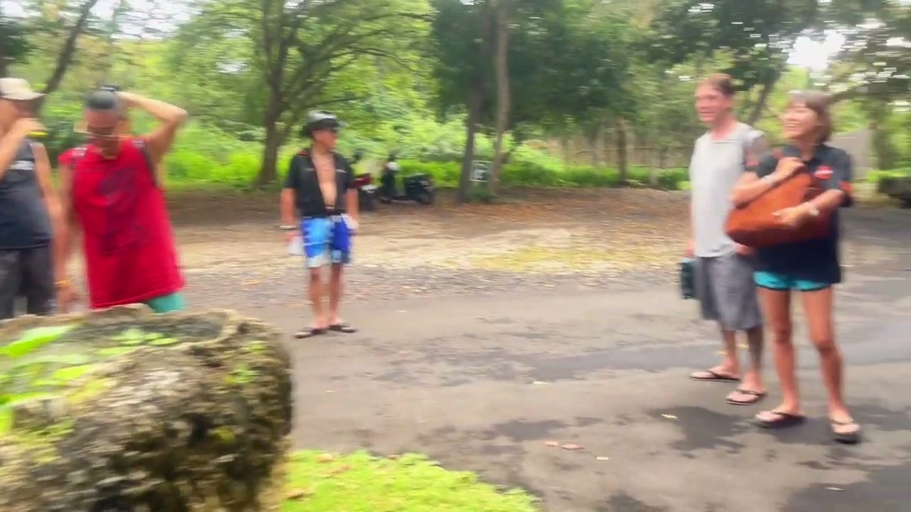 公園で再会を喜び抱き合うメンバーたち｜2025年6月 バリ島ハーレーツーリング — TEAM THE GHOST West Bali