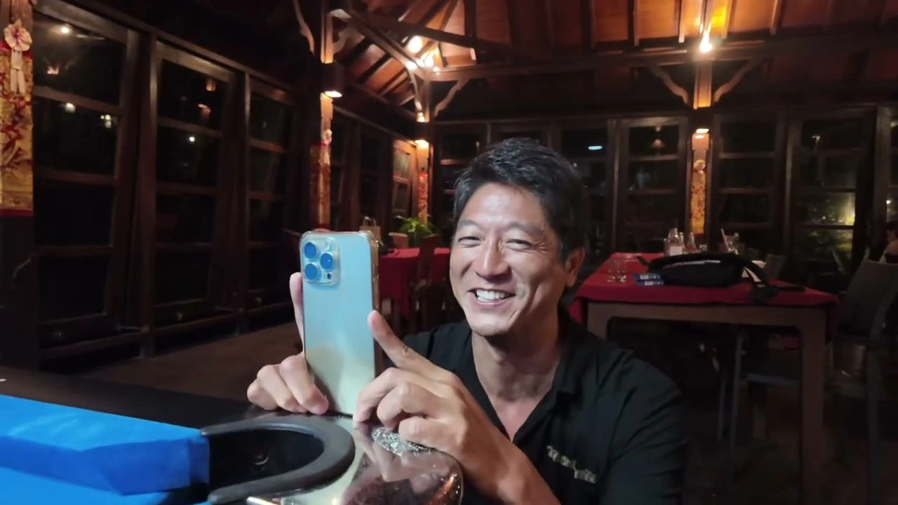ビリヤード台でスマホ自撮りする笑顔の男性｜2025年6月 バリ島ハーレーツーリング — TEAM THE GHOST West Bali