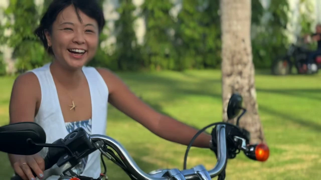 バイクにまたがり笑顔の女性メンバー｜2025年6月 バリ島ハーレーツーリング — TEAM THE GHOST West Bali