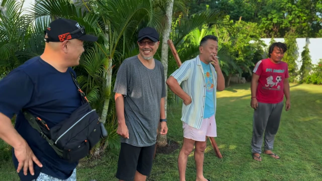 芝生で3人が声を上げて笑うグループ｜2025年6月 バリ島ハーレーツーリング — TEAM THE GHOST West Bali