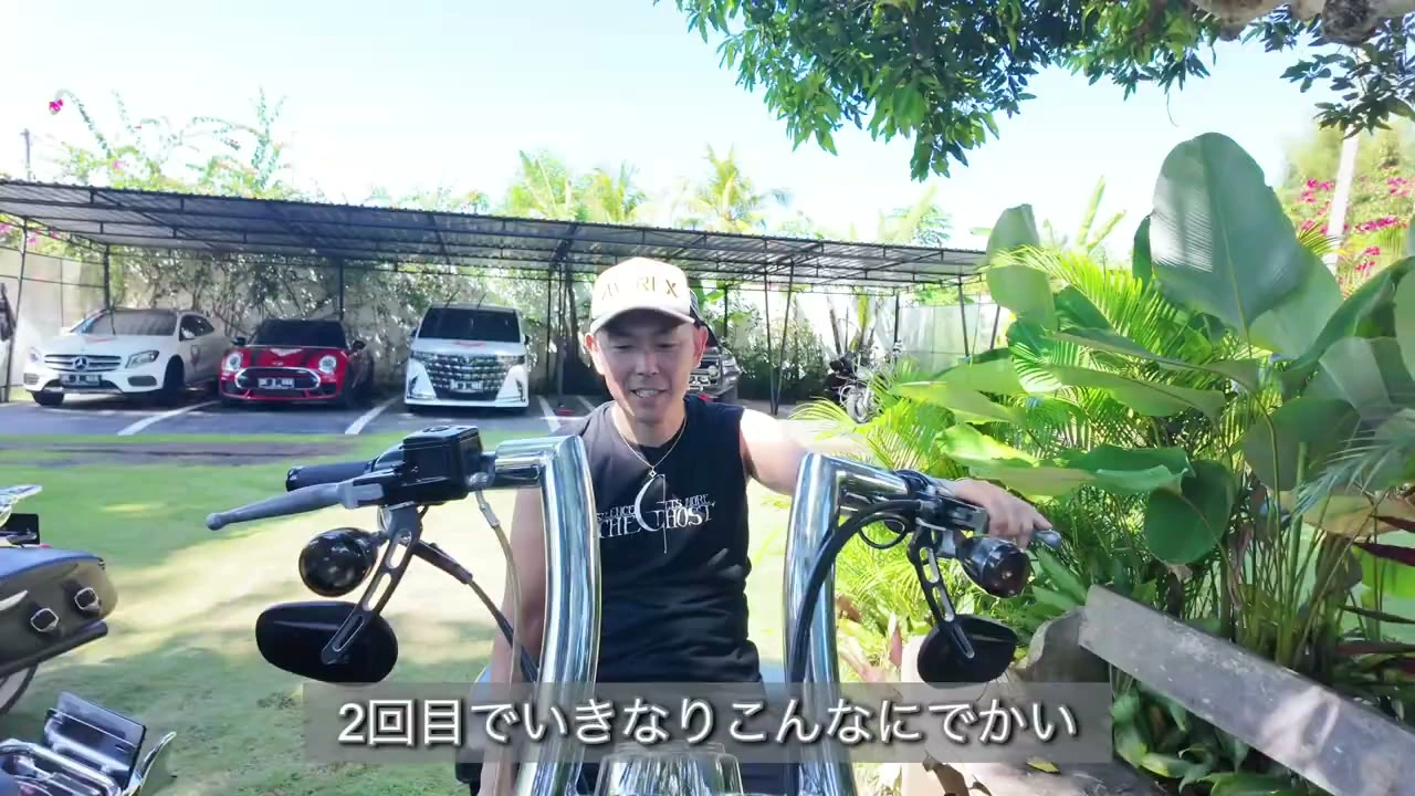 バイクにまたがりインタビューに答える男性｜2025年6月 バリ島ハーレーツーリング — TEAM THE GHOST West Bali